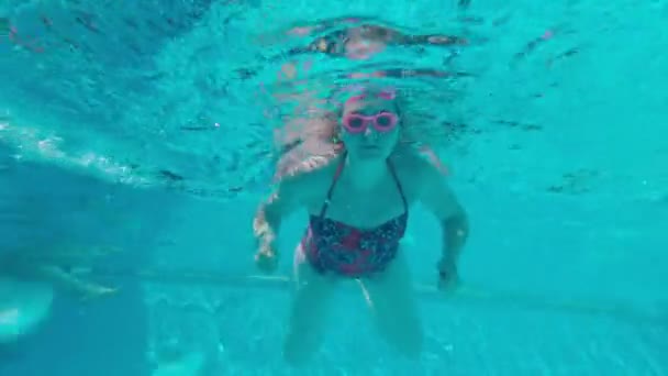 Unterwasserfrau schwimmt — Stockvideo