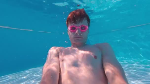 Mann under vann I bassenget Selfie – stockvideo