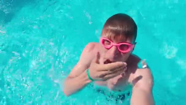 Hombre mojado en la piscina — Vídeos de Stock