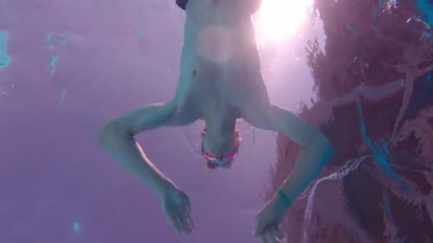 Mann schwimmt über die Kamera — Stockvideo