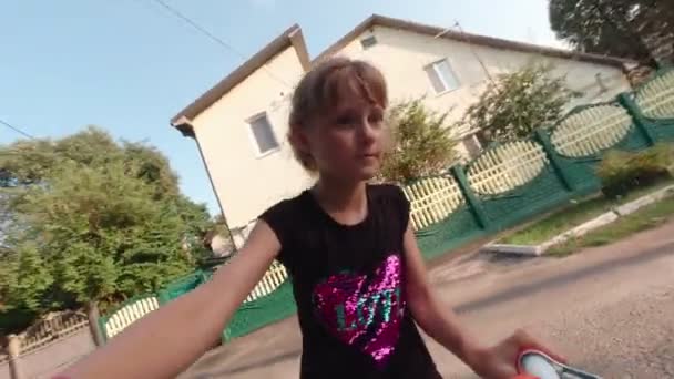 Ragazza in sella a una bicicletta — Video Stock