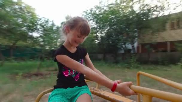 Дівчина на каруселі — стокове відео