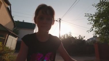 Bisikletli Kız Yavaş Hareket