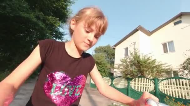 Menina feliz montando uma bicicleta — Vídeo de Stock