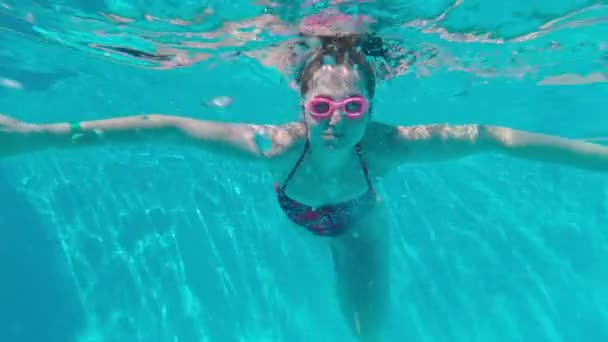Vrouw duikt met bril — Stockvideo