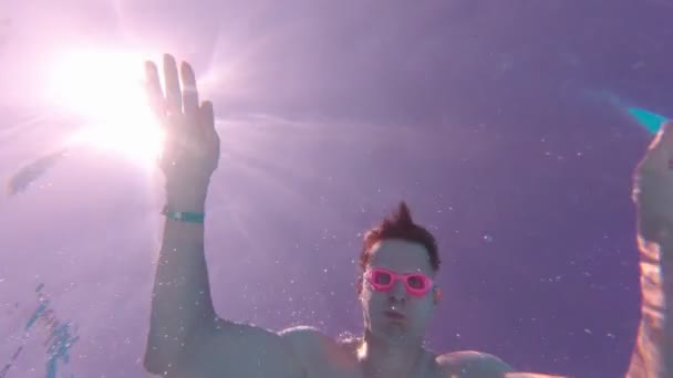 Ember víz alatt úszik vissza — Stock videók