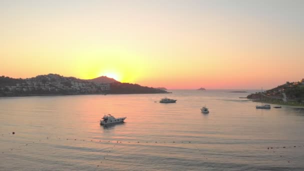 Pôr do sol amarelo sobre o mar — Vídeo de Stock