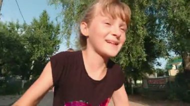 Mutlu Kız Bisiklete Biniyor