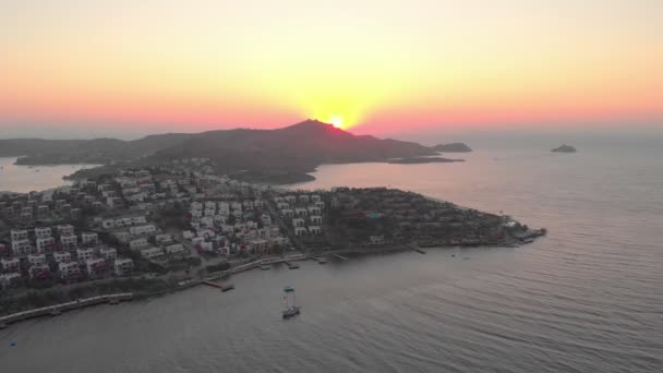 Coucher de soleil rouge derrière la montagne — Video