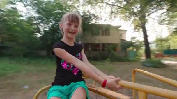 Mädchen lachen auf dem Karussell — Stockvideo
