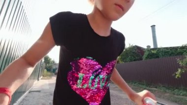 Bisiklet sürmeyi Öğrenen Kız