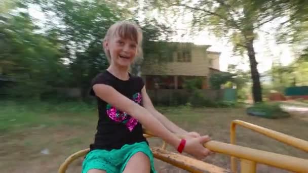 카누를 타고 있는 재미있는 소녀 — 비디오