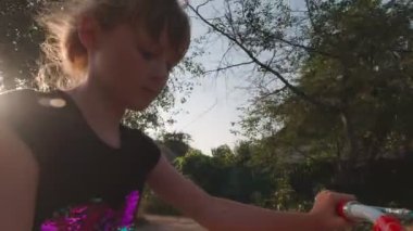 Sokaktaki Bisikletli Kız