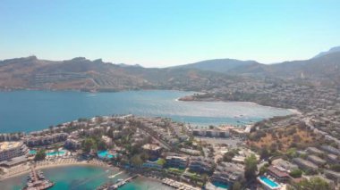 Tatil köyünde güneşli bir gün
