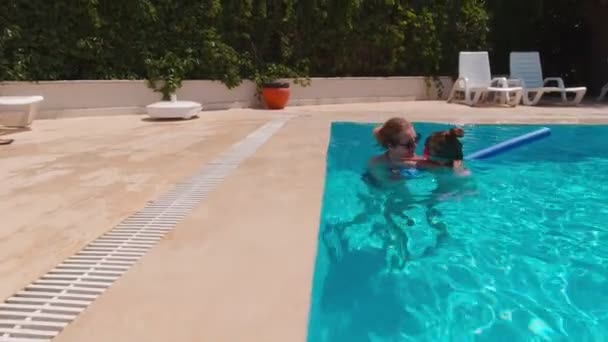 Nő a lányával a medencében — Stock videók