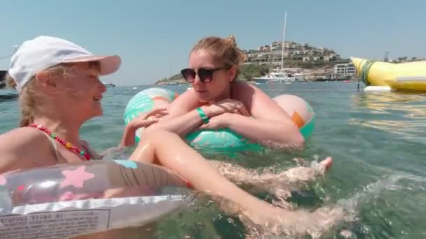Chica con madre en el mar — Vídeo de stock