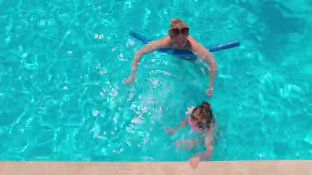 Girl Learning To Swim In The Pool — Stock Video