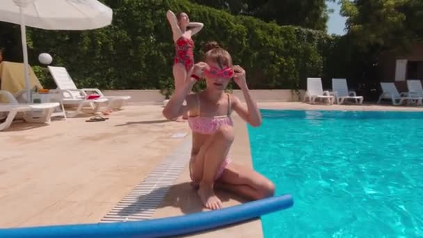 Flickan hoppar ner i poolen — Stockvideo