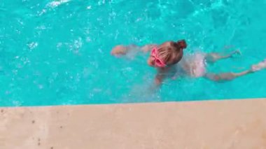 Kız Kötü Yüzüyor