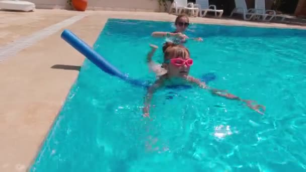 Pige svømmer i poolen – Stock-video