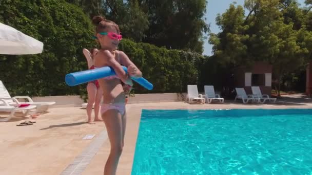Flickan dyker ner i poolen — Stockvideo