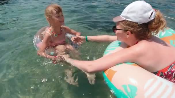带着女儿在海里游泳的女人 — 图库视频影像