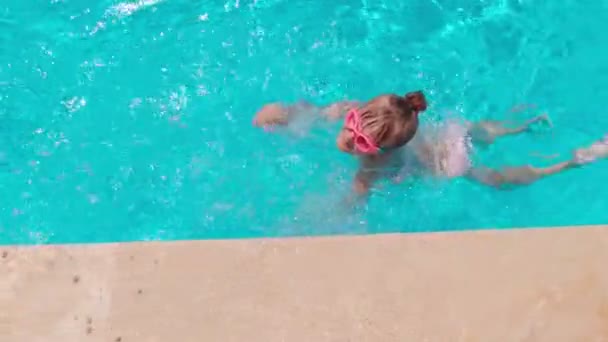 Девочка плавает плохо — стоковое видео