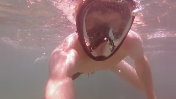 Maskovaný potápění — Stock video