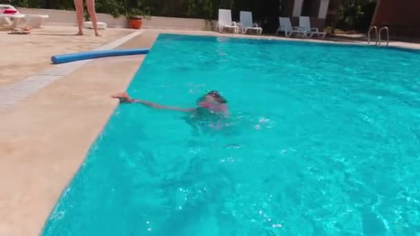 Flickan kommer ut ur poolen — Stockvideo