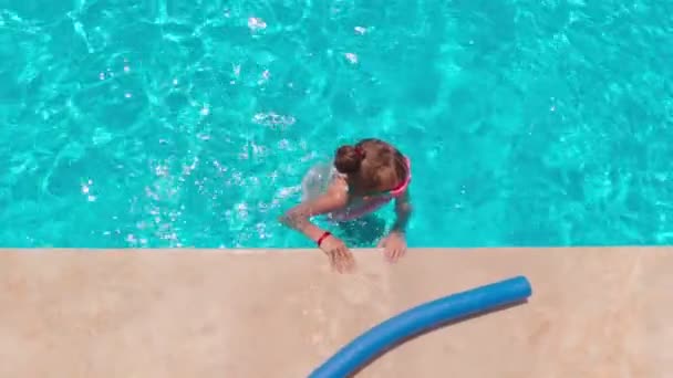 Menina nada na piscina — Vídeo de Stock