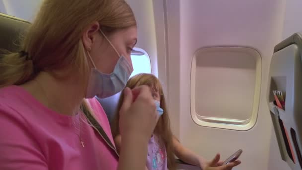 Meisje met moeder in vliegtuig — Stockvideo