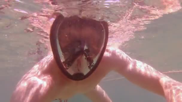 Taucher-Selfie unter Wasser — Stockvideo