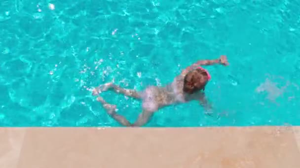 Dívka v bazénu plave — Stock video
