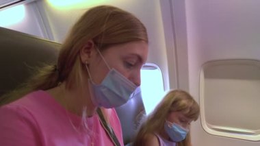 Uçakta kız arkadaşı olan kadın.