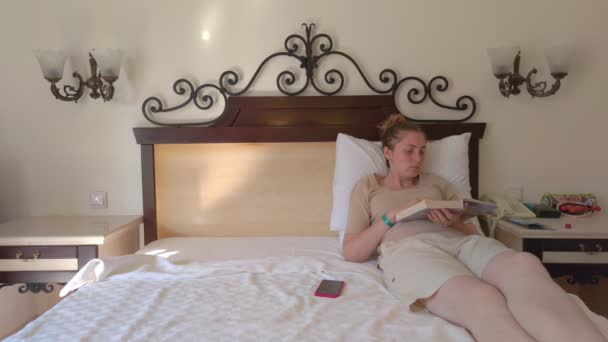 本书在床上的女人 — 图库视频影像