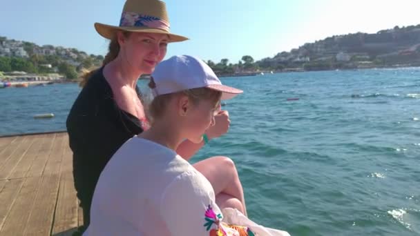 Mulher e menina no cais do mar — Vídeo de Stock