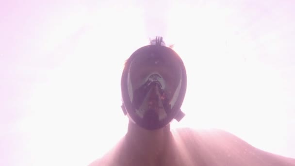 Búvár Víz alatti fénysugár — Stock videók