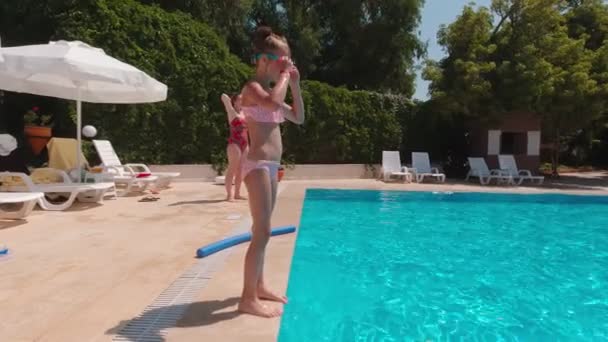 Flickan hoppar i poolen — Stockvideo