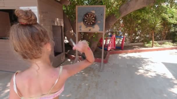 Девочка играет в дартс — стоковое видео