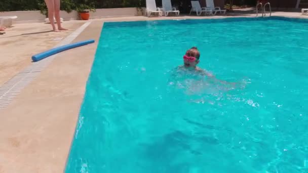 Fille noyée dans la piscine — Video