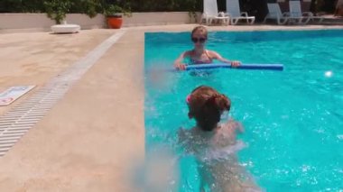Çocuk Yavaş Hareket Yüzmeyi Öğreniyor