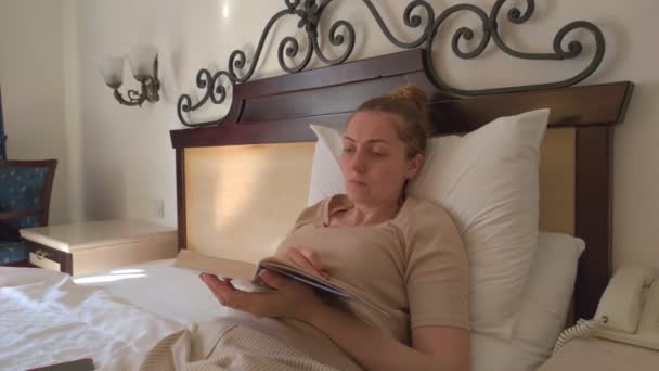 Mujer descansando con un libro — Vídeo de stock