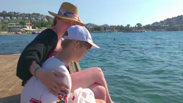 Семья на морском курорте — стоковое видео
