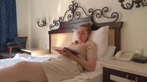 Mujer descansando libro de lectura — Vídeo de stock