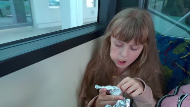 Mädchen isst Krümel — Stockvideo
