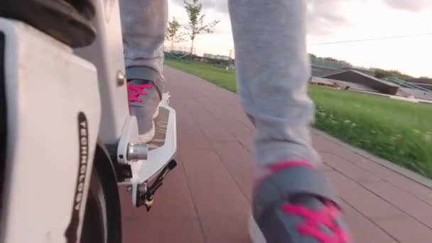 Девушка на скутере останавливается — стоковое видео
