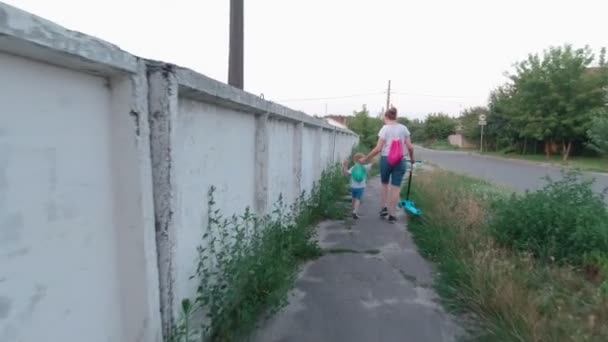 Mulher e filho andando na rua — Vídeo de Stock