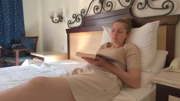Kobieta czytająca książkę Odpoczywa — Wideo stockowe