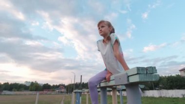 Oyun Sahasında Oturan Kız Yavaş Hareket