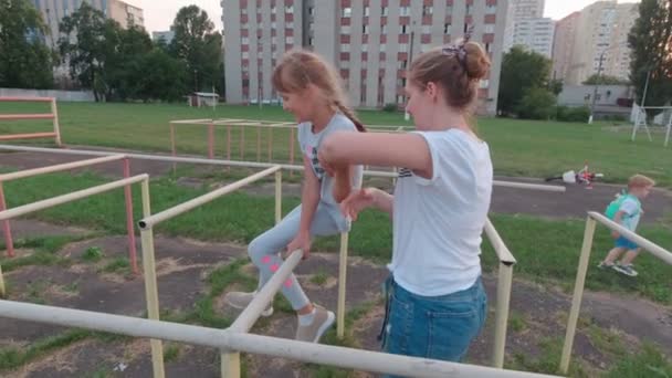 Familia en barras horizontales — Vídeo de stock